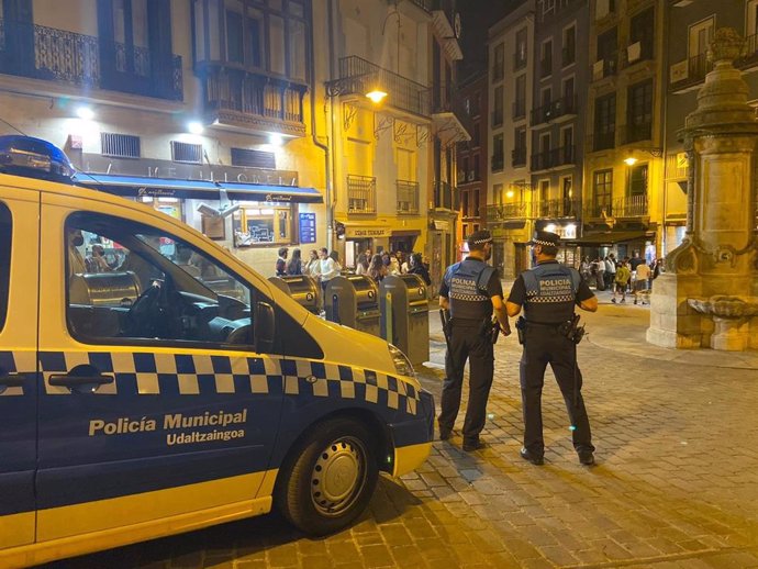 Agentes de la Policía Municipal de Pamplona controlan el cumplimiento de las medidas sanitarias en la zona de Navarrería