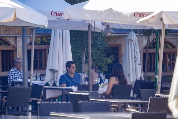 Clientes en una terraza de un bar, en Madrid (España), a 7 de septiembre de 2020. Desde hoy, en la Comunidad de Madrid, el porcentaje de aforo permitido en las terrazas será del 100 por cien de las mesas permitidas en el año inmediatamente anterior en b