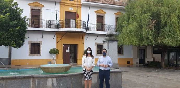 La delegada territorial de Turismo, Regeneración, Justicia y Administración Local en Córdoba, Purificación Joyera, se ha reunido con el alcalde de Santaella, José Álvarez