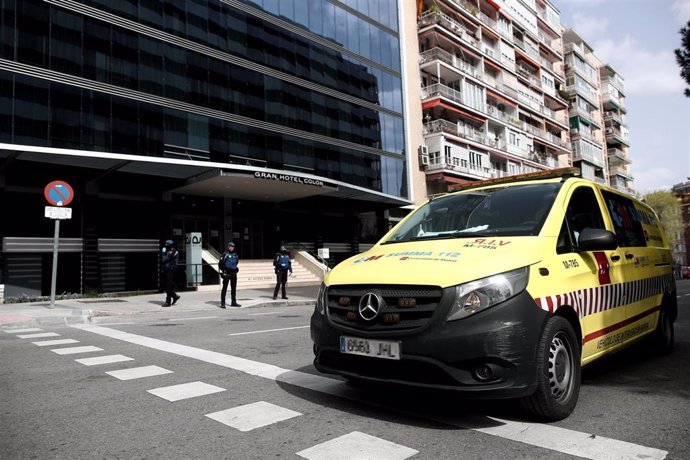 Vehículos de intervención sanitaria del SUMMA a las puertas de el Gran Hotel Colón. El Hotel Ayre Gh Colón próximo al Hospital Gregorio Marañón, el primer "hotel medicalizado" puesto en marcha por la Comunidad de Madrid ante la crisis del coronavirus.