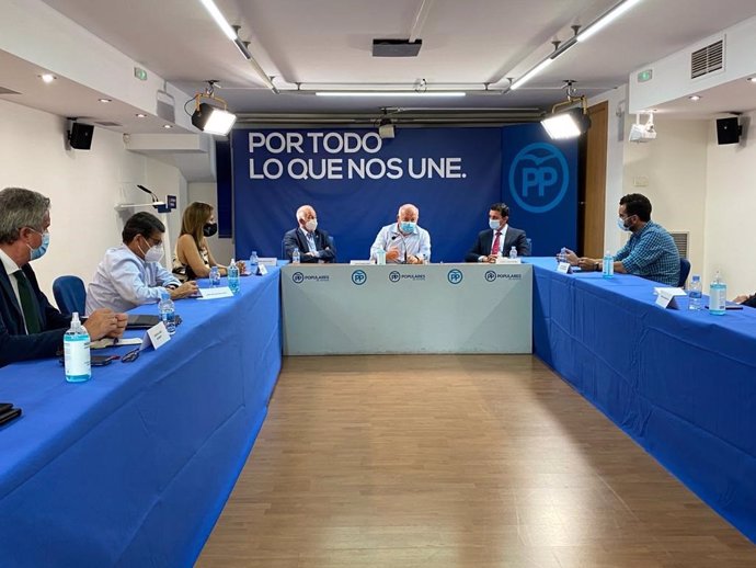Reunión de dirigentes del PP de Almería con el consejero de Salud y Familias de la Junta de Andalucía, Jesús Aguirre.
