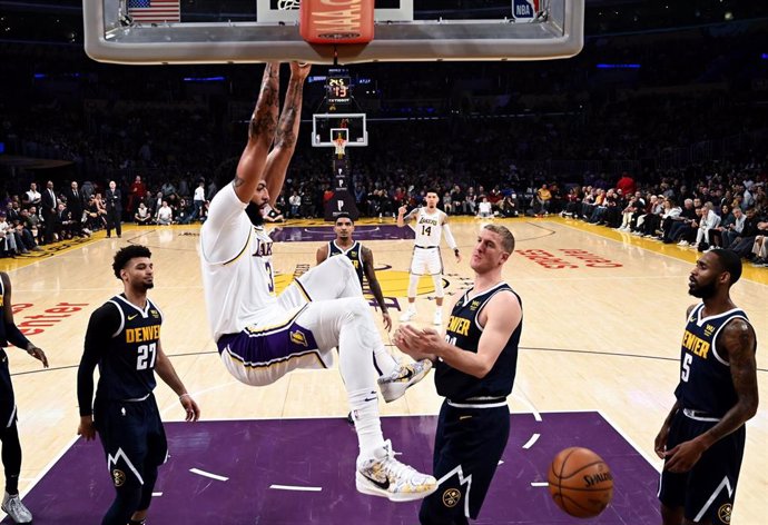 Anthony Davis en un duelo entre Los Angeles Lakers y Denver Nuggets