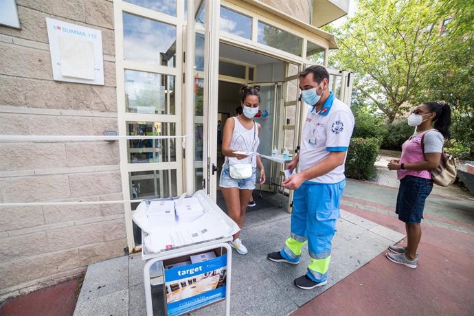 Dispositivo para la realización de pruebas PCR en el Centro de Salud Federica Montseny, para población de entre 15 y 49 años y destinado a la detección precoz de coronavirus en personas asintomáticas, a 20 de agosto de 2020.