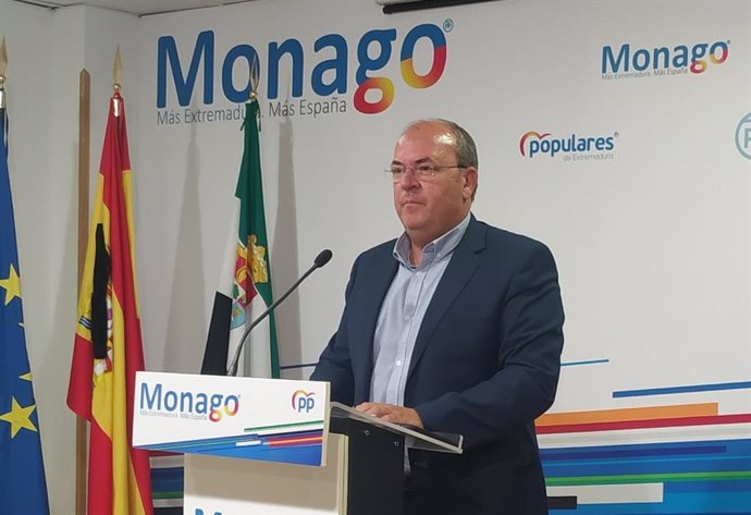 El presidente del PP de Extremadura, José Antonio Monago, en una rueda de prensa en la sede del partido.