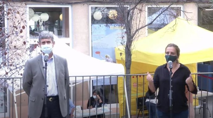 El director de la Agncia de Salut Pública de la Generalitat, Xavier Llebaria, y la concejal de Salud, Envejecimiento y Cuidados de Barcelona, Gemma Tarafa, en declaraciones durante el primer día del cribado masivo en el barrio de Trinitat Vella.