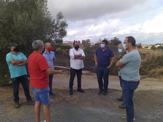 Intergrantes de IU en Zalamea la Real (Huelva) en una reunión por el incendio de Almonaster