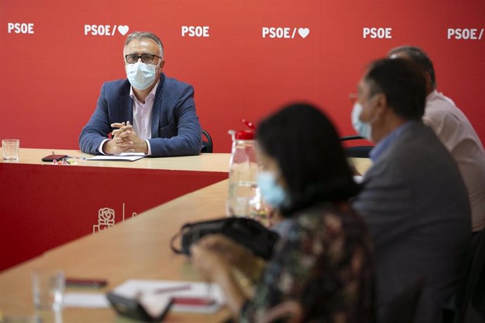 El secretario general del PSOE de Canarias, Ángel Víctor Torres, se reúne con los representantes socialistas canarios en el Senado