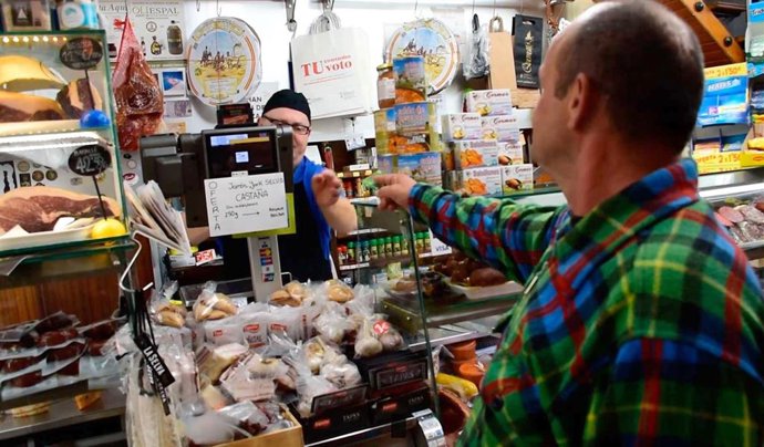 Compra con la tarjeta solidaria de Cáritas