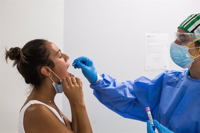 Dispositivo para la realización de pruebas PCR en el Centro de Salud Federica Montseny, para población de entre 15 y 49 años y destinado a la detección precoz de coronavirus en personas asintomáticas, a 20 de agosto de 2020.