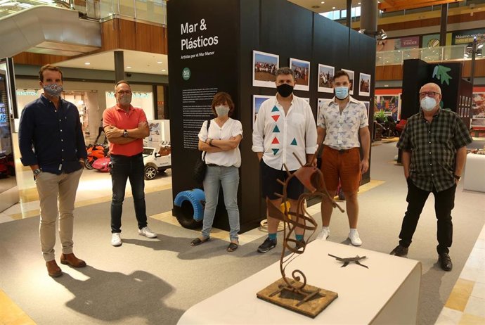 Algunos de los artistas participantes en la muestra 'Mar & Plásticos'