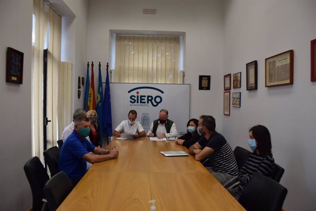 Firma del acuerdo entre el Equipo de Gobierno de Siero y Foro Asturias para el presupuesto municipal de 2021.