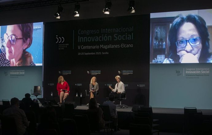 Mesa redonda de la secretaria general de UPTA-A, Inés Mazuela; la directora de Andalucía Emprende, Rosa Siles; la presidenta del Consejo Económico y Social de Sevilla, Milagro Martín; y la catedrática de Sistemas Informáticos por la US María José Escalo