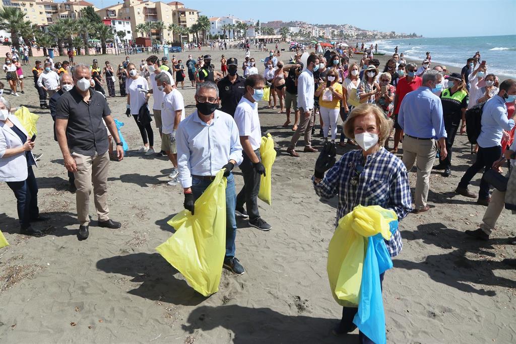 La Reina Sofía participa como voluntaria en la campaña de recogida de residuos '1m2 por las playas y los mares' 2 La Reina Sofía participa como voluntaria en la campaña de recogida de residuos '1m2 por las playas y los mares' 2