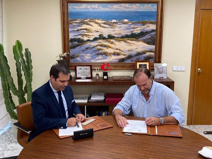 En la imagen, Pedro Gallardo, por Asaja Cádiz, y José Luis García-Palacios Álvarez, por Fundación Caja Rural del Sur, firman el convenio