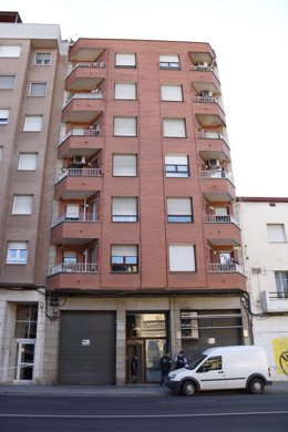 L'homicidi ha tingut lloc al quart pis d'aquest edifici de l'avinguda de les Garrigues de Lleida. Imatge del 19 de setembre de 2020. (Vertical)