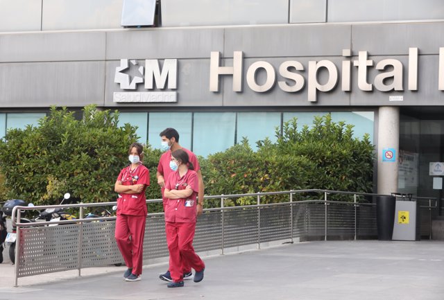 Varios trabajadores sanitarios pasean por las inmediaciones de la puerta del Hospital de La Paz, en Madrid (España)
