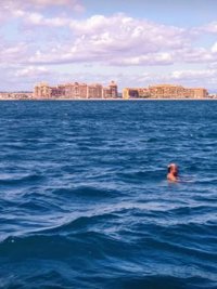 Camina desnudo por un paseo marítimo, se adentra en mar abierto huyendo de la policía y acaba rescatado por Salvamento