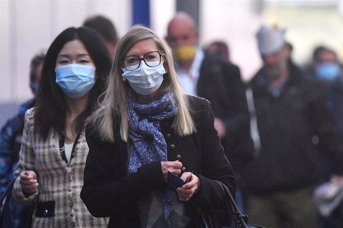 Personas con mascarilla en Londres durante la pandemia de coronavirus en Reino Unido