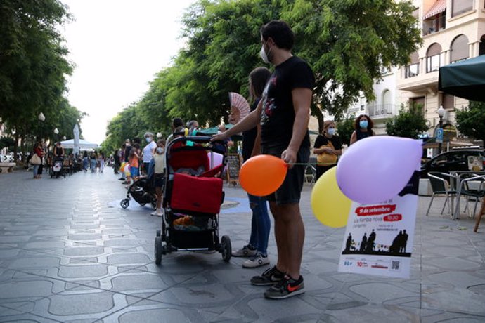 Pla general dels participants en la cadena humana celebrada a la Rambla Nova de Tarragona per denunciar que les mesures sanitries a les escoles no són suficients. Imatge del 19 de setembre del 2020 (Horitzontal).