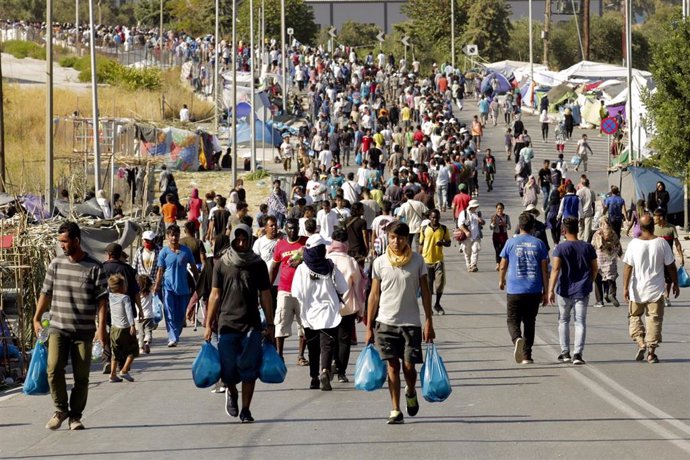 Migrantes desplazados tras los incendios en el campo de Moria, en Lesbos