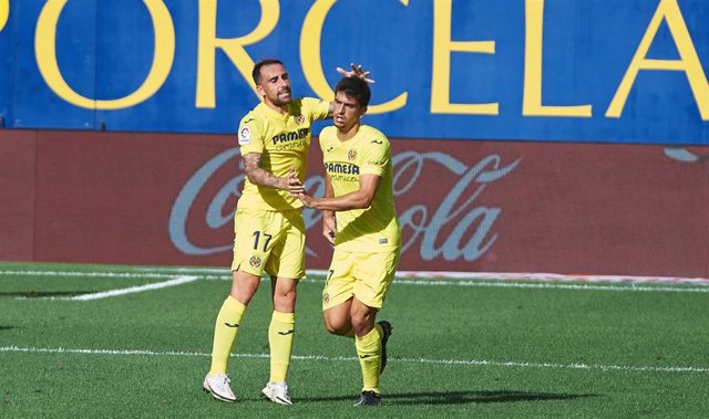 Paco Alcácer y Gerard Moreno celebran un gol del Villarreal