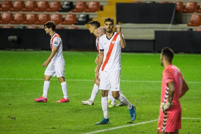 Alejandro Catena celebra el gol que dio el triunfo al Rayo Vallecano