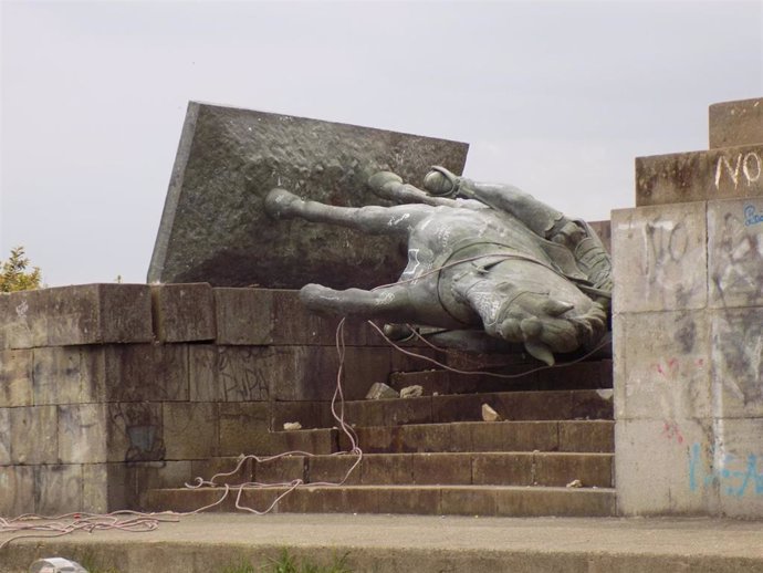 Estatua ecuestre del conquistador español Sebastián de Belalcázar derribada en Popayán, Colombia
