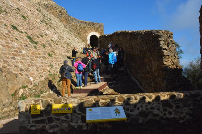 Pla general d'una visita guiada en el castell de Montsoriu en una imatge d'arxiu (Horitzontal)