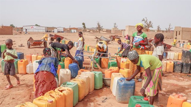 Desplazados en Burkina Faso recogen agua
