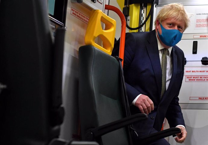 El primer ministro británico, Boris Johnson, con mascarilla
