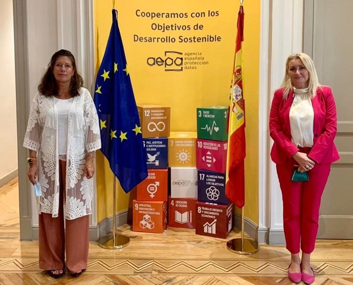 Las directoras del Instituto Andaluz de la Mujer (IAM), Laura Fernández, y de la Agencia Española de Protección de Datos (AEPD), Mar España, han firmado un protocolo de actuación