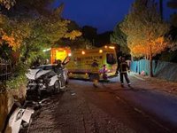 Cuatro heridos, uno de ellos grave, tras un choque frontal de un turismo contra un muro en Collado Villalba