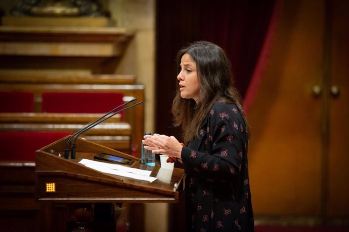 La diputada de la CUP María Sirvent interviene desde la tribuna en el Parlament de Catalunya.