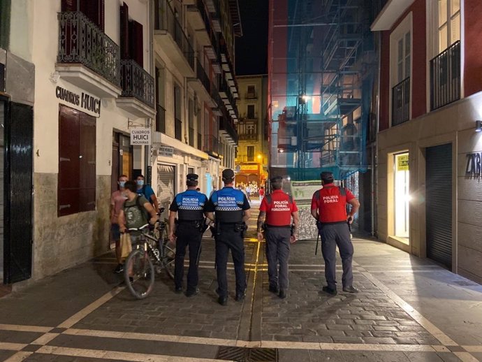 Dispositivo conjunto de la Policía Municipal de Pamplona y la Policía Foral para controlar el cumplimiento de las medidas sanitarias