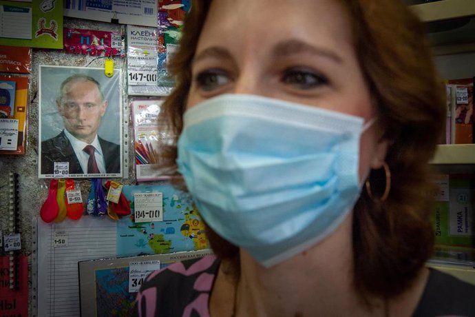 Una mujer con mascarilla en Rusia
