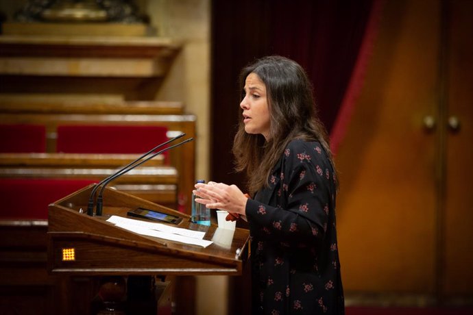La diputada de la CUP María Sirvent intervé des de la tribuna en el Parlament de Catalunya.