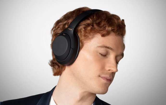 Auriculares Sony WH-1000XM4.