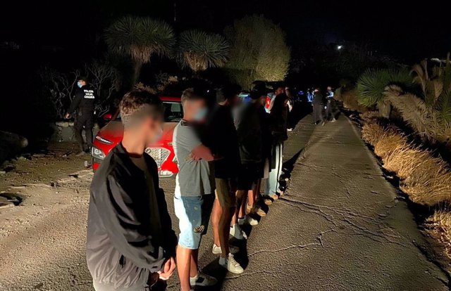 Agentes de la Policía Local de Santa Cruz de Tenerife identifican a más de 40 jóvenes de fiesta en el parque de Las Mesas