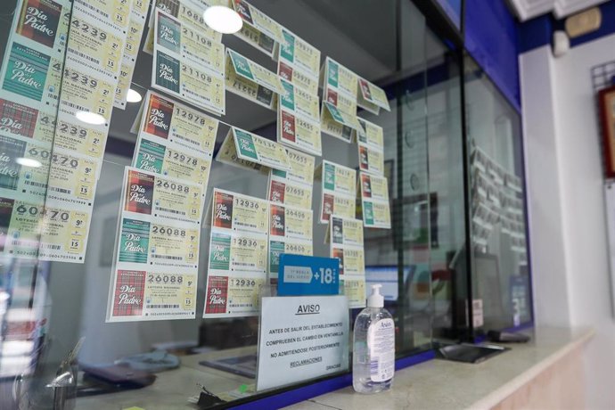 Gel desinfectante en el interior de una Administración de Lotería en Manises