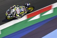 Fenati vence en una última vuelta de infarto y Bastiani reina bajo la lluvia