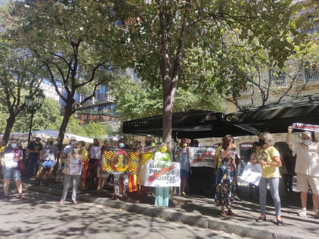 Protesta de la Plataforma 3 d'Octubre ante la antigua sede de Economía y Hacienda, tres años después de las protestas del 20S por los registros.