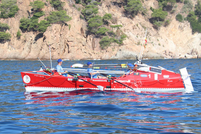 Pla obert de l'embarcació Ocean Cats durant la seva travessia per la Costa Brava el 20 de setembre de 2020 (Horitzontal)