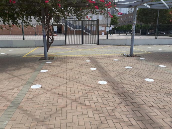 Señalización en un colegio de Sevilla para que se mantengan las distancias de seguridad