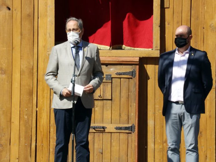 Pla mitj del president Quim Torra i de l'alcalde de Balaguer, Jordi Ignasi Vidal, durant el discurs inaugural del mercat del llibre infantil Encontats, el 20 de setembre de 2020. (Horitzontal)