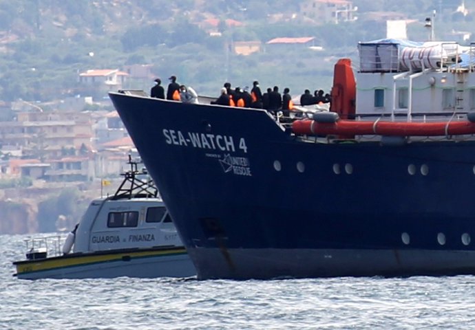 El barco de rescate Sea-Watch 4 anclado frente a Palermo con migrantes rescatados a bordo
