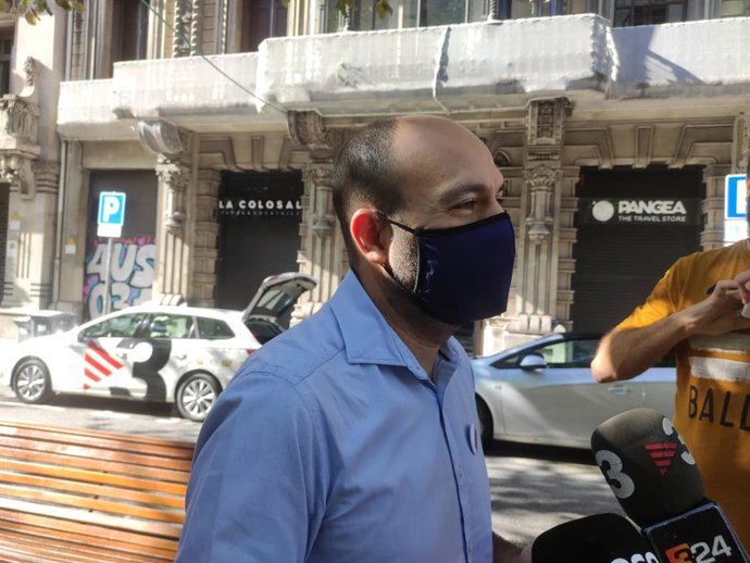 El vicepresidente de mnium Cultural, Marcel Mauri, en declaraciones este domingo frente a la antigua sede de la Conselleria de Economía.