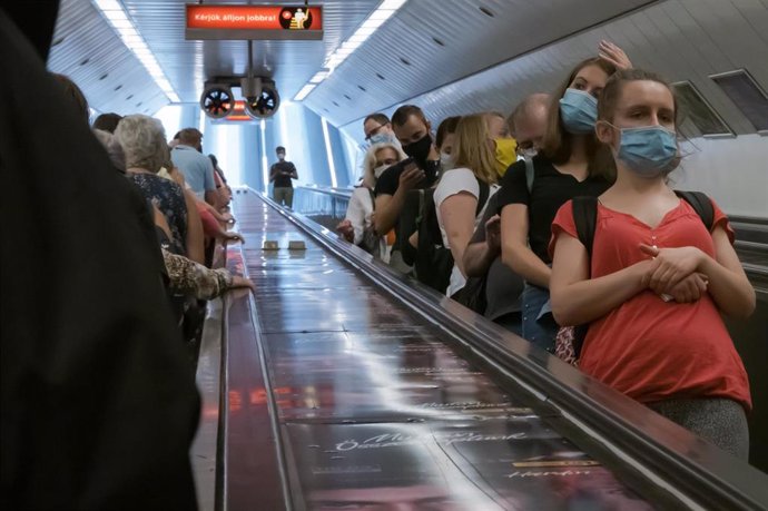 Personas con mascarillas en el metro de Budapest