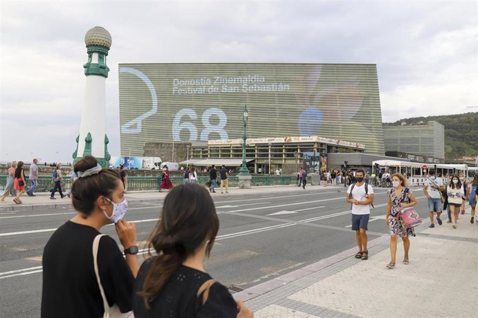 Ambiente en las inmediaciones del Kursaal donde se celebra la 68 edición del Festival de San Sebastián