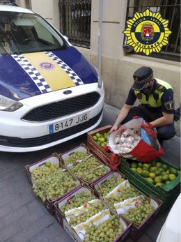 Alicante.- Sucesos.- Intervienen 110 kilos de uva, mandarinas y ajos en tres pun