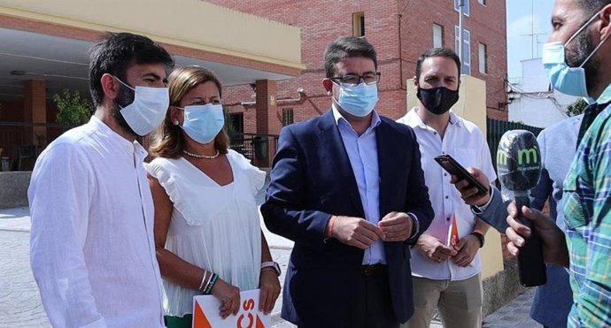 Manuel Benjumea y Carmen Santa María, con los concejales de Cs en el Ayuntamiento de Marchena